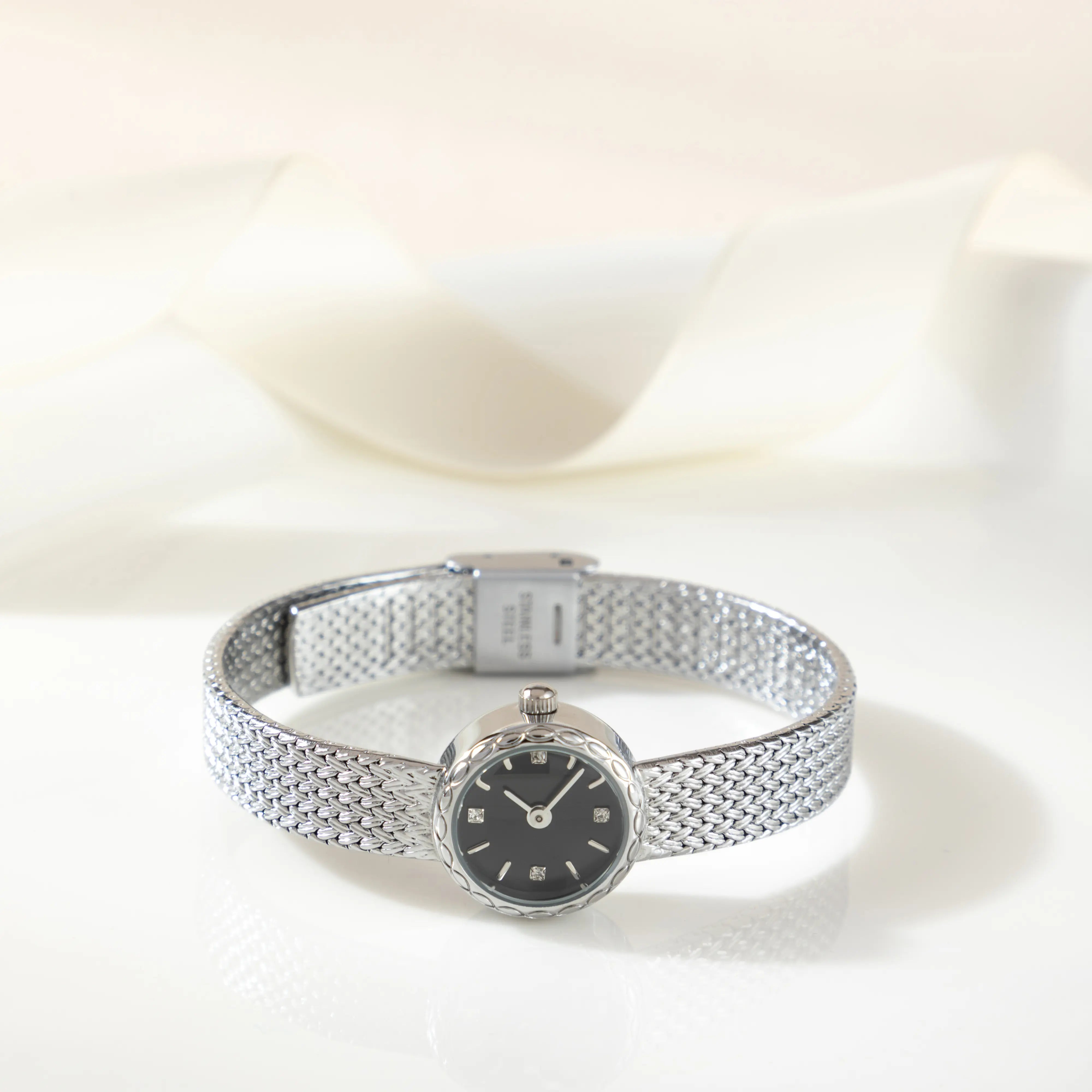 Trinita™ | Zegarek na rękę z drobno teksturowanymi płytkami